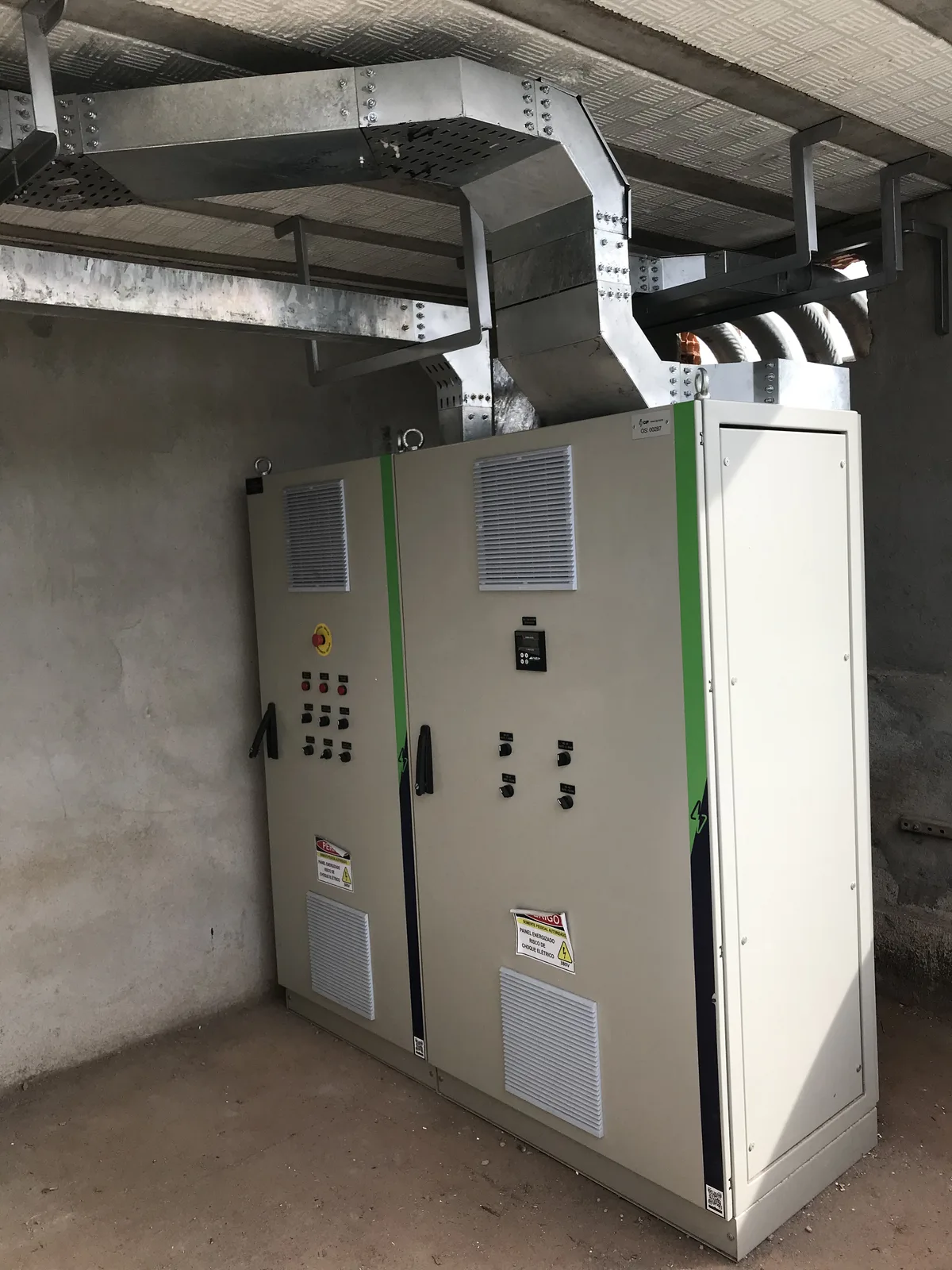 Painel elétrico instalado sob estrutura metálica com eletrocalhas e infraestrutura de cabos
