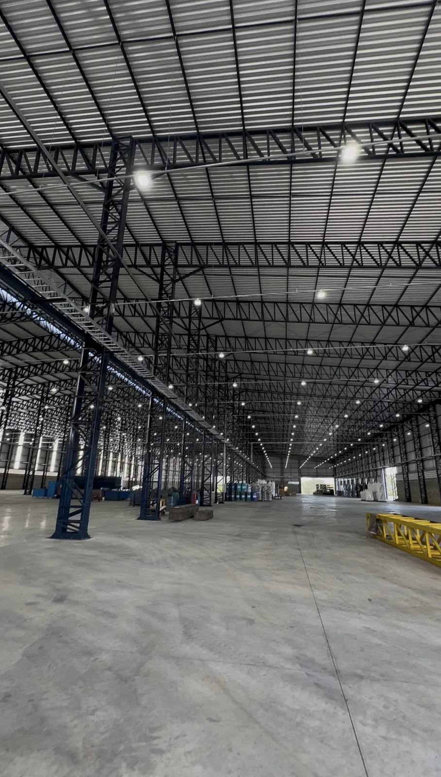 Galpão industrial com iluminação LED de alta performance instalada na cobertura