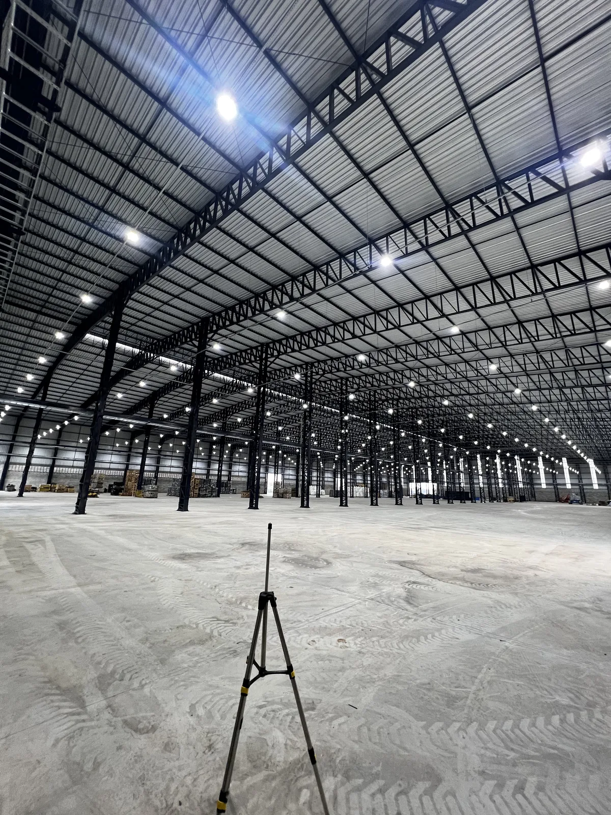 Vista interna de galpão industrial com iluminação LED de alta performance