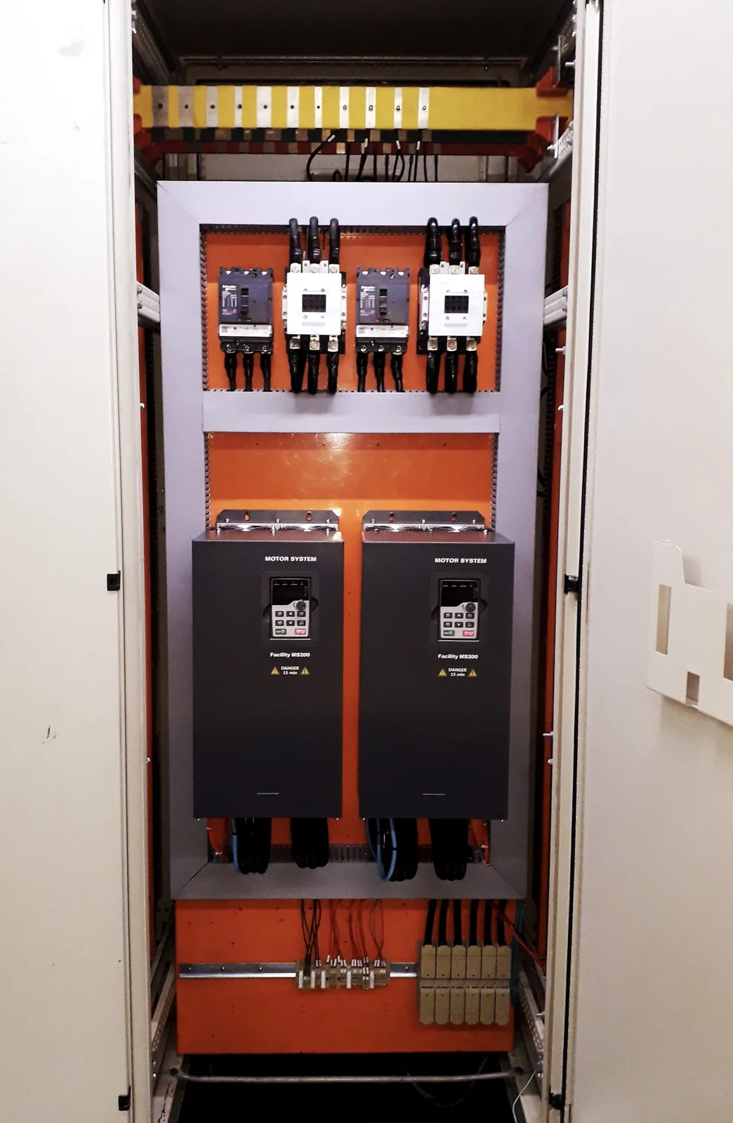Painel elétrico com disjuntores, contatores e inversores de frequência