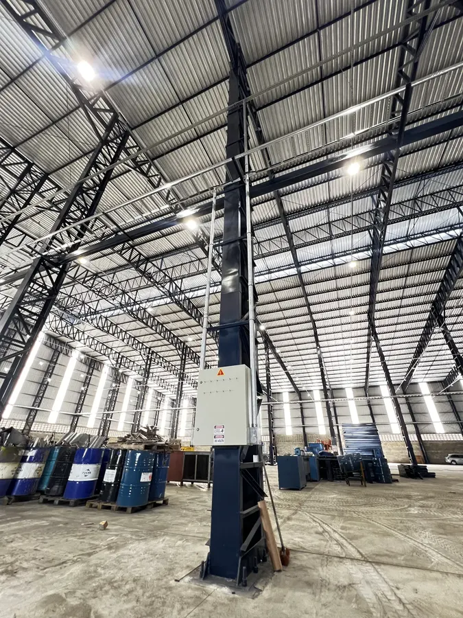 Quadro elétrico industrial sinalizado com placa de perigo de choque elétrico 380 volts